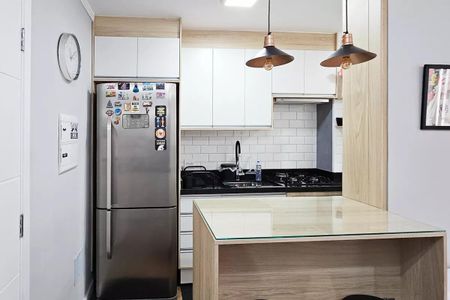 Apartamento à venda com 48m², 2 quartos e 1 vagaCozinha com geladeira, fogão e pia, com iluminação adequada e mobiliário simples.