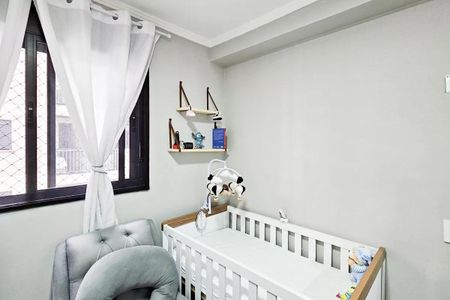 Cama de bebe branca com cortina branca e móveis de cor cinza, com uma janela com grade de ferro e uma parede branca. de apartamento à venda com 2 quartos, 48m² em Presidente Altino, Osasco