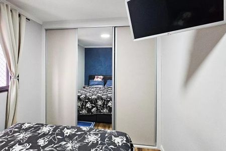 Quarto com cama de casal e TV montada na parede, com porta de armário e janela com cortinas. de apartamento à venda com 2 quartos, 48m² em Presidente Altino, Osasco