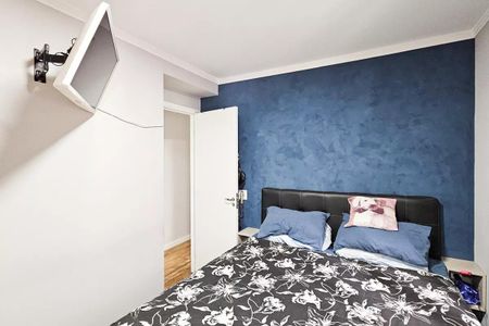 Cama com colchão e travesseiros, com TV montada na parede acima da cabeceira. de apartamento à venda com 2 quartos, 48m² em Presidente Altino, Osasco