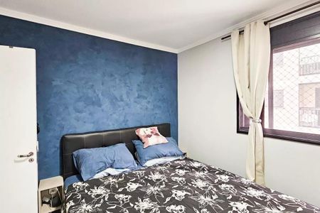 Cama simples com colchão e travesseiros, com uma parede azul e uma janela com cortinas brancas. de apartamento à venda com 2 quartos, 48m² em Presidente Altino, Osasco