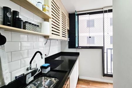Apartamento à venda com 48m², 2 quartos e 1 vagaCozinha com móveis de madeira e azulejos brancos, com uma janela grande e iluminação boa.