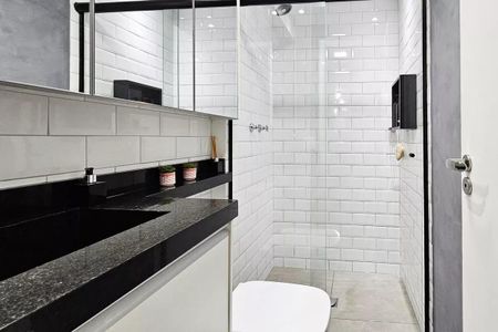 Banheiro com piso de porcelanato, bancada de granito e chuveiro de vidro. de apartamento à venda com 2 quartos, 48m² em Presidente Altino, Osasco