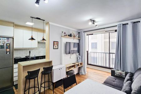 Cozinha com móveis de madeira e iluminação adequada, com geladeira e fogão, e uma pequena janela. de apartamento à venda com 2 quartos, 48m² em Presidente Altino, Osasco