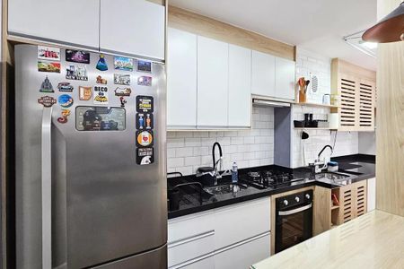 Apartamento à venda com 48m², 2 quartos e 1 vagaCozinha com geladeira, fogão e pia, com iluminação boa e mobiliário simples.