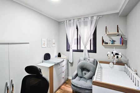 Quarto infantil com cama de bebe e móveis brancos e claros, com um arco de conforto e uma cadeira de balanço. de apartamento à venda com 2 quartos, 48m² em Presidente Altino, Osasco