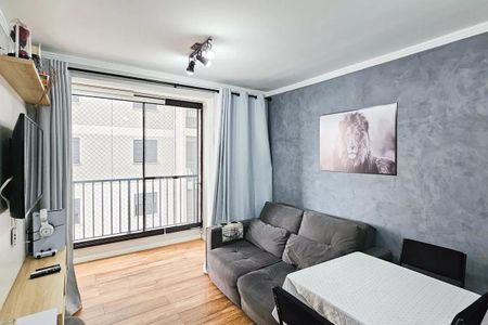 Sala com sofá, mesa e TV, com vista para a rua, em um apartamento com decoração simples e moderna. de apartamento à venda com 2 quartos, 48m² em Presidente Altino, Osasco