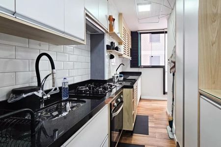 Apartamento à venda com 48m², 2 quartos e 1 vagaCozinha com piso de porcelanato, balcão de granito e equipamentos de cozinha modernos.