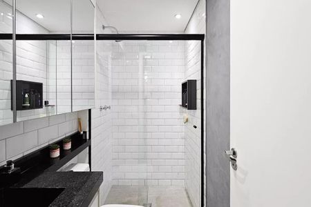 Apartamento à venda com 48m², 2 quartos e 1 vagaBanheiro com piso de porcelanato, bancada de granito e espelho grande.