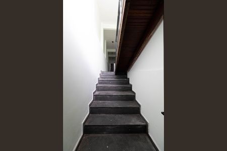 Casa para alugar com 250m², 4 quartos e 1 vaga Casa para alugar com 250m², 4 quartos e 1 vagaEscada