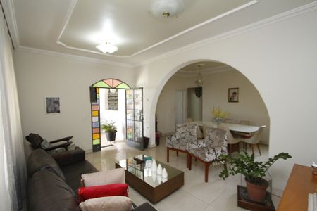 Casa à venda com 300m², 4 quartos e 3 vagasSala