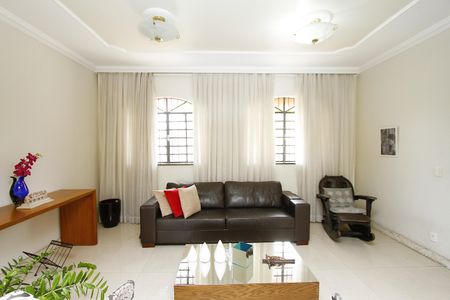 Casa à venda com 300m², 4 quartos e 3 vagasSala