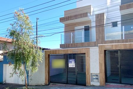 Casa à venda com 125m², 3 quartos e 2 vagas Casa à venda com 125m², 3 quartos e 2 vagasFachada