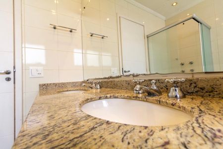 Apartamento à venda com 165m², 3 quartos e 3 vagas Apartamento à venda com 165m², 3 quartos e 3 vagasBanheiro 2