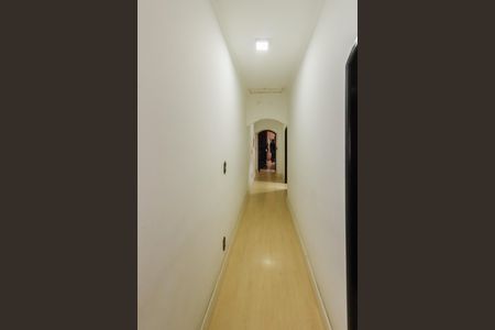 Casa à venda com 242m², 4 quartos e 2 vagasCorredor