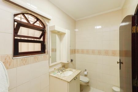 Casa à venda com 242m², 4 quartos e 2 vagasBanheiro 1