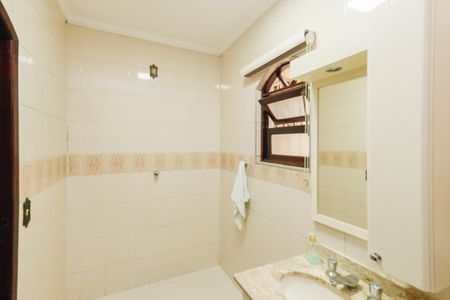 Casa à venda com 242m², 4 quartos e 2 vagasBanheiro 1