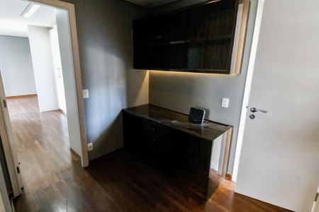 Apartamento à venda com 162m², 2 quartos e 2 vagasArmários - corredor