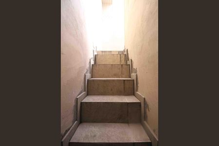 Casa para alugar com 70m², 1 quarto e 1 vaga Casa para alugar com 70m², 1 quarto e 1 vagaescada