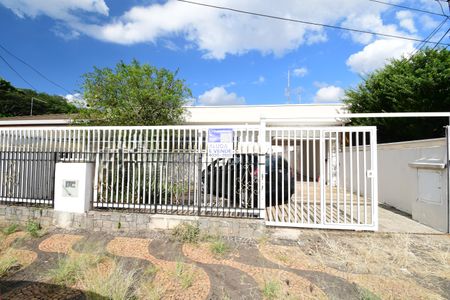 Casa à venda com 250m², 3 quartos e 6 vagasFachada / Placa