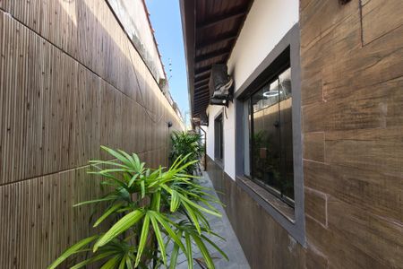 Casa para alugar com 600m², 3 quartos e 5 vagasCorredor lateral 