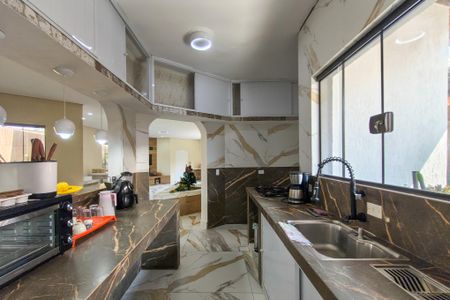 Casa para alugar com 600m², 3 quartos e 5 vagasCozinha 