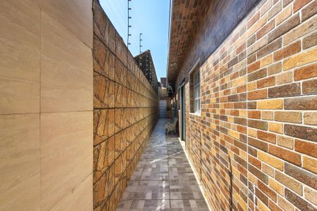 Casa para alugar com 250m², 3 quartos e 2 vagasCorredor lateral 