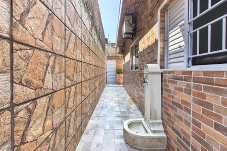 Casa para alugar com 250m², 3 quartos e 2 vagasCorredor lateral 