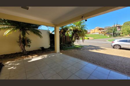 Casa de condomínio para alugar com 560m², 5 quartos e 4 vagas Casa de condomínio para alugar com 560m², 5 quartos e 4 vagasFachada