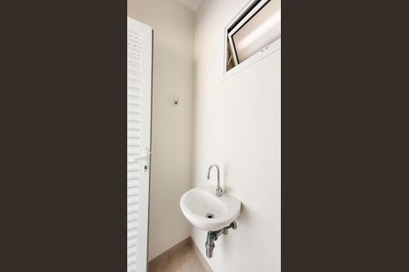 Casa de condomínio para alugar com 560m², 5 quartos e 4 vagas Casa de condomínio para alugar com 560m², 5 quartos e 4 vagasBanheiro de serviço