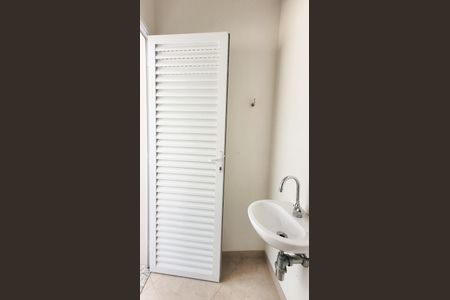 Casa de condomínio para alugar com 560m², 5 quartos e 4 vagas Casa de condomínio para alugar com 560m², 5 quartos e 4 vagasBanheiro de serviço