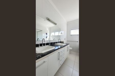 Casa de condomínio para alugar com 560m², 5 quartos e 4 vagas Casa de condomínio para alugar com 560m², 5 quartos e 4 vagasBanheiro da Suíte Master