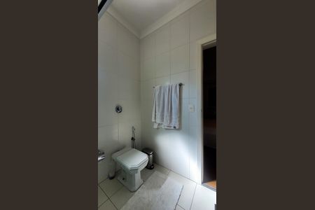 Casa de condomínio para alugar com 560m², 5 quartos e 4 vagas Casa de condomínio para alugar com 560m², 5 quartos e 4 vagasBanheiro da Suíte 1