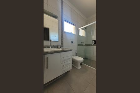 Casa de condomínio para alugar com 560m², 5 quartos e 4 vagas Casa de condomínio para alugar com 560m², 5 quartos e 4 vagasBanheiro da Suíte 2