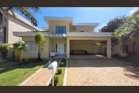 Casa de condomínio para alugar com 560m², 5 quartos e 4 vagas Casa de condomínio para alugar com 560m², 5 quartos e 4 vagasFachada