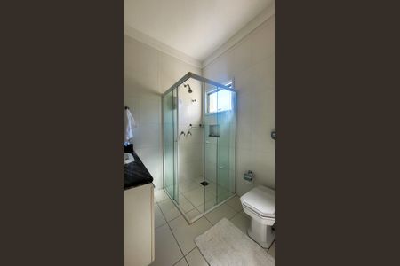 Casa de condomínio para alugar com 560m², 5 quartos e 4 vagas Casa de condomínio para alugar com 560m², 5 quartos e 4 vagasBanheiro da Suíte 1