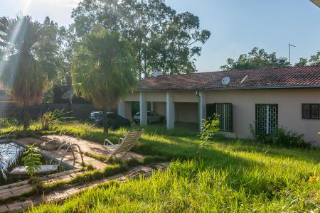 Casa para alugar com 6000m², 3 quartos e 5 vagas Casa para alugar com 6000m², 3 quartos e 5 vagasÁrea Comum-Frente da casa e jardim