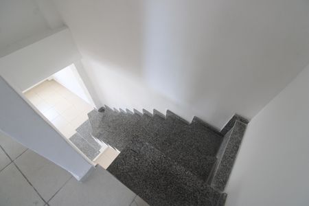 Sala - Escada de casa de condomínio para alugar com 3 quartos, 75m² em Taquara, Rio de Janeiro