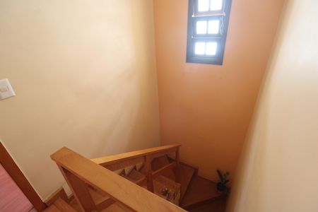 Casa de condomínio à venda com 61m², 2 quartos e 1 vagaEscada