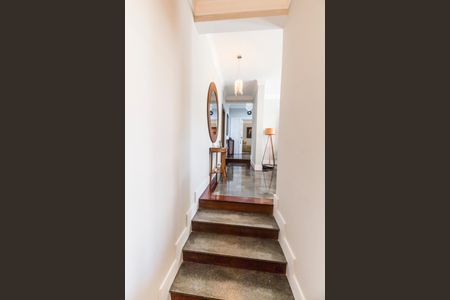 Casa de condomínio à venda com 400m², 4 quartos e 5 vagasEscada