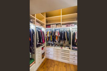 Casa de condomínio à venda com 400m², 4 quartos e 5 vagasCloset da suíte