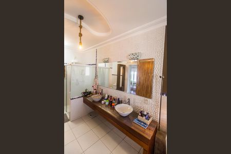 Casa de condomínio à venda com 400m², 4 quartos e 5 vagasBanheiro da Suíte