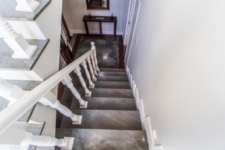 Casa de condomínio à venda com 400m², 4 quartos e 5 vagasEscada