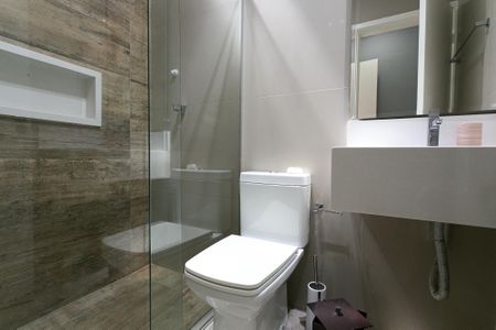 Casa de condomínio à venda com 100m², 2 quartos e 2 vagas Casa de condomínio à venda com 100m², 2 quartos e 2 vagasBanheiro da Suíte