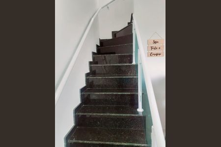 Casa de condomínio à venda com 78m², 2 quartos e 2 vagasEscada