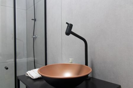 Banheiro de apartamento à venda com 1 quarto, 34m² em Menino Deus, Porto Alegre