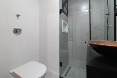 Banheiro de apartamento à venda com 1 quarto, 34m² em Menino Deus, Porto Alegre