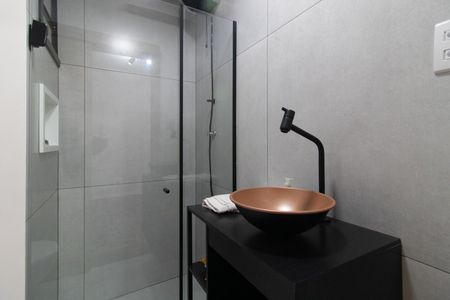 Banheiro de apartamento à venda com 1 quarto, 34m² em Menino Deus, Porto Alegre