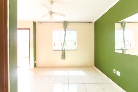 Casa de condomínio para alugar com 62m², 2 quartos e 2 vagasSala