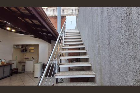 Casa à venda com 150m², 2 quartos e 2 vagasEscada